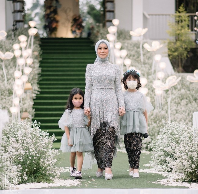 Kebaya dengan siluet mullet tampak mewah berhiaskan payet, mutiara hingga kristal. Dipadukan dengan kain batik warna hitam sebagai bawahan. Foto: Instagram/@imagenic