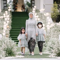 Kebaya dengan siluet mullet tampak mewah berhiaskan payet, mutiara hingga kristal. Dipadukan dengan kain batik warna hitam sebagai bawahan. Foto: Instagram/@imagenic