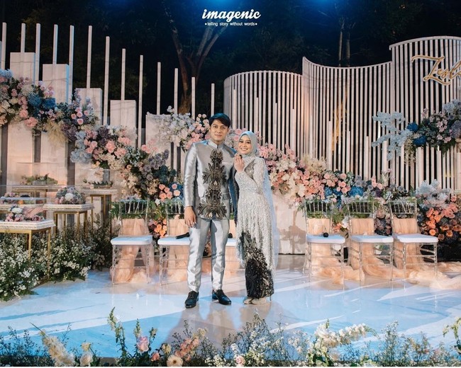 Lesti Kejora dan Rizky Billar tinggal selangkah lagi menuju jenjang pernikahan. Bertempat di Gedong Putih, Bandung, acara lamaran dengan Rizky Billar dilangsungkan. Foto: Instagram/@imagenic