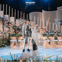 Lesti Kejora dan Rizky Billar tinggal selangkah lagi menuju jenjang pernikahan. Bertempat di Gedong Putih, Bandung, acara lamaran dengan Rizky Billar dilangsungkan. Foto: Instagram/@imagenic