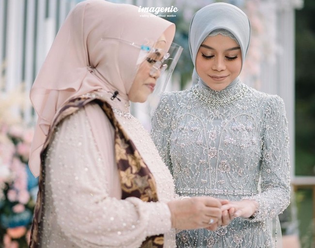 Lesti Kejora memilih hijab simpel tanpa aksesori maupun headpiece untuk mengimbangi kebayanya yang sudah full-payet. Foto: Instagram/@imagenic