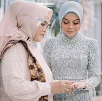 Lesti Kejora memilih hijab simpel tanpa aksesori maupun headpiece untuk mengimbangi kebayanya yang sudah full-payet. Foto: Instagram/@imagenic