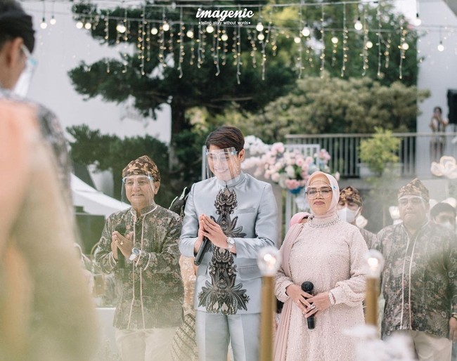 Sementara Rizky Billar terlihat gagah dan elegan mengenakan setelan beskap dengan detail patchwork berbentuk batik dalam tema warna senada. Foto: Instagram/@imagenic