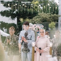 Sementara Rizky Billar terlihat gagah dan elegan mengenakan setelan beskap dengan detail patchwork berbentuk batik dalam tema warna senada. Foto: Instagram/@imagenic