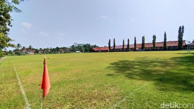 Foto Lapangan Bola di Ciamis yang Punya Rumput seperti GBLA