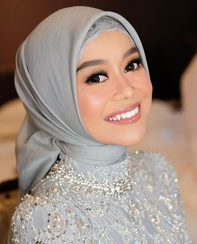 Riasan wajah pun bernuansa nude kecoklatan dan simpel dengan sedikit semburat peach. Lesti Kejora tampil manis dan anggun dengan makeup kreasi Kirana Fary. Foto: Instagram/@kiranafary