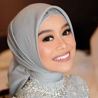 Riasan wajah pun bernuansa nude kecoklatan dan simpel dengan sedikit semburat peach. Lesti Kejora tampil manis dan anggun dengan makeup kreasi Kirana Fary. Foto: Instagram/@kiranafary