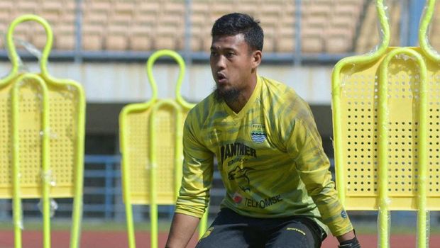 Kiper Persib Bandung, M Natshir.