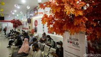 Bertepatan dengan Hari Donor Darah Sedunia yang diperingati setiap tanggal 14 Juni, sejumlah warga tampak mengantre untuk mendonorkan darahnya di PMI DKI Jakarta.  