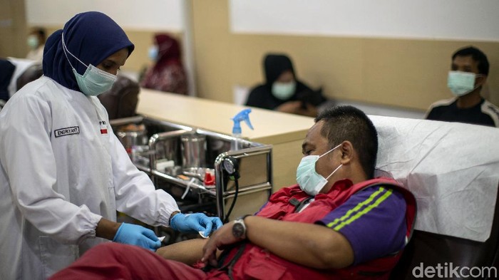 Sejumlah warga di Jakarta mendonorkan darahnya di PMI DKI. Kegiatan donor darah itu bertepatan dengan Hari Donor Darah Sedunia yang diperingati tiap 14 Juni.