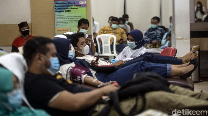 Sejumlah warga di Jakarta mendonorkan darahnya di PMI DKI. Kegiatan donor darah itu bertepatan dengan Hari Donor Darah Sedunia yang diperingati tiap 14 Juni.