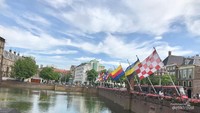 Di samping Binnenhof berjejer bendera dari 12 provinsi di Belanda
