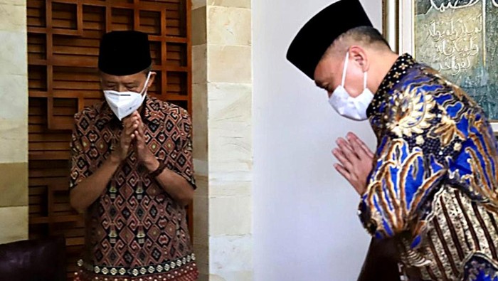 Momen Zulkifli Hasan-Hatta Rajasa Kunjungi Buya Syafii Ketum PAN Zulkifli Hasan bersama sejumlah petinggi PAN lainnya kunjungi Buya Syafii Maarif. Diketahui ada sejumlah hal yang dibahas dalam pertemuan tersebut.