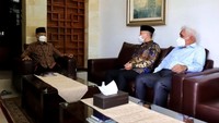 Dalam kunjungannya ke Yogyakarta hari ini. Zulhas dan rombongan juga diagendakan bertemu dengan Sri Sultan Hamengkubuwono X di Kepatihan Keraton Yogyakarta serta silaturahmi dengan pimpinan PP Muhammadiyah di Gedung Dakwah Cik Ditiro.