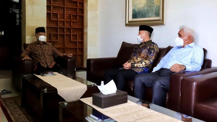 Momen Zulkifli Hasan-Hatta Rajasa Kunjungi Buya Syafii Ketum PAN Zulkifli Hasan bersama sejumlah petinggi PAN lainnya kunjungi Buya Syafii Maarif. Diketahui ada sejumlah hal yang dibahas dalam pertemuan tersebut.