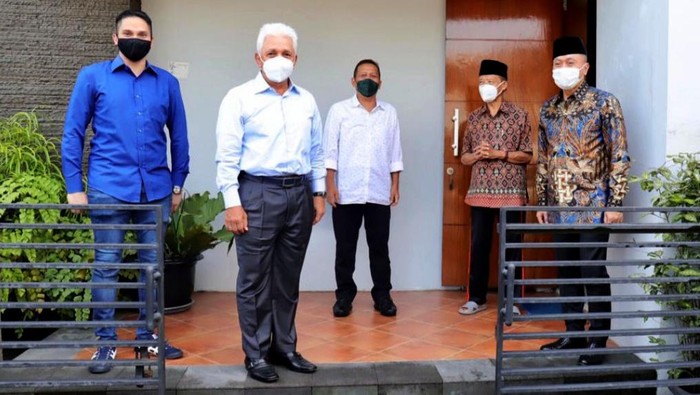 Momen Zulkifli Hasan-Hatta Rajasa Kunjungi Buya Syafii Ketum PAN Zulkifli Hasan bersama sejumlah petinggi PAN lainnya kunjungi Buya Syafii Maarif. Diketahui ada sejumlah hal yang dibahas dalam pertemuan tersebut.