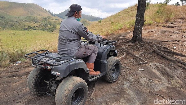 Dengan berkeliling kawasan menggunakan ATV, traveler bisa lebih tahu secara mendetil tentang kawasan Kawah Wurung ini. Ternyata kawasan ini masih banyak yang sangat indah nan eksotis. (Chuk Shatu Widarsha/detikTravel)