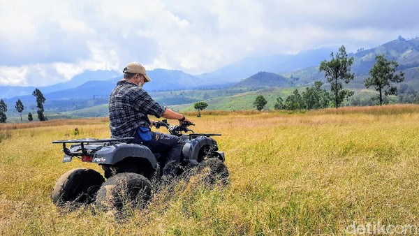 Tinggal kesepakatan saja dengan pihak pengelola. Dulu sebelum pandemi, hampir tiap hari ada saja wisatawan yang menggunakan ATV untuk mengeksplor kawasan ini. Baik yang bersama rombongan, keluarga, maupun perorangan. (Chuk Shatu Widarsha/detikTravel) Tinggal kesepakatan saja dengan pihak pengelola. Dulu sebelum pandemi, hampir tiap hari ada saja wisatawan yang menggunakan ATV untuk mengeksplor kawasan ini. Baik yang bersama rombongan, keluarga, maupun perorangan. (Chuk Shatu Widarsha/detikTravel)