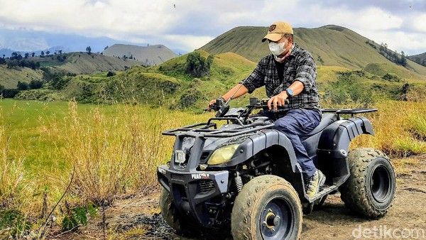 Menyusuri setiap sudut dan lekuk kawasan Kawah Wurung menggunakan kendaraan jenis ATV memang dapat memberikan sensasi luar biasa. Pengelola sudah menyediakan kendaraan beroda empat ini. (Chuk Shatu Widarsha/detikTravel) Menyusuri setiap sudut dan lekuk kawasan Kawah Wurung menggunakan kendaraan jenis ATV memang dapat memberikan sensasi luar biasa. Pengelola sudah menyediakan kendaraan beroda empat ini. (Chuk Shatu Widarsha/detikTravel)