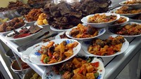 Tak jauh dari Lapau Nasi Jaya, ada juga restoran Padang bernama Rumah Makan Padang Citra Bundo. Seporsi nasi dengan lauk rendang lengkap dengan kondimen hanya dibanderol Rp 18 ribu. Foto: idfipancani