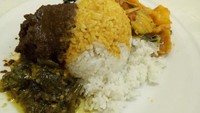 Rumah Makan Padang Siang Malam Juanda, di Jakarta Pusat juga menawarkan harga terjangkau. Seporsi nasi dengan rendang lengkap dengan sayur dan sambal hanya Rp 19.000. Foto: idfipancani