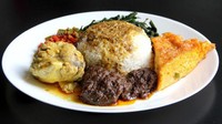 Warga Depok bisa menikmati nasi Padang serba Rp 10 ribu di Nasi Padang Akmalia. Lauknya sangat bervarian, mulai dari ayam balado, ayam goreng, kikil balado, rendang dna lainnya. Ilustrasi Foto: iStock