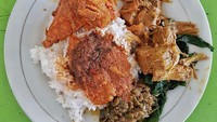 Berpindah ke bilangan Kemayoran, kamu akan menemukan Rumah Makan Padang Kamang Jaya. Lauk-pauk yang ditawarkan di sana harganya serba Rp 10.000. Ada telur dadar, ikan bakar, ayam bakar hingga rendang. Foto: Twitter