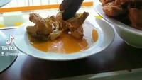 Di Bandung, Jawa Barat kamu bisa menikmati seporsi nasi Padang seharga Rp 15.000 di RM Sabana Baru. Harga tersebut sudah termasuk kondimen penting dan satu lauk utama. Foto: TikTok @happyvelice