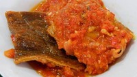 Menikmati nasi Padang di RM Roda Hidup kamu bisa pilih lauk ikan kakap dendeng balado, gulai cincang, tunjang, ayam bakar, rendang, hingga terong balado dengan harga Rp 20 ribuan. Foto: Instagram @rumahmakanrodahidup