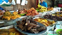 Di bilangan Senen, Jakarta Pusat ada warung bernama Rumah Makan Padang Ibu Kacamata. Warung nasi legendaris itu menawarkan aneka lauk dengan kisaran harga Rp 10 ribu - Rp 19 ribu. Foto: detikcom