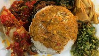 Kedai Mak Ciak dapat kamu kunjungi lokasinya di kawasan Kalibata, Jakarta Selatan. Kedai Mak Ciak banyak menawarkan menu Padang yang unik dan jarang ada di warung lainnya. Harganya kisaran Rp 20 ribuan. Foto: Instagram @momokuliner