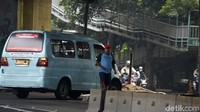 Keberadaannya meresahkan para pengguna jalan karena mendahulukan kendaraan yang hendak putar arah sehingga kerap menimbulkan kemacetan.