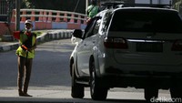 Ada puluhan Pak Ogah yang berada di U-Turn sepanjang Jalan By Pass Jakarta.