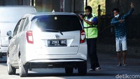 Keberadaan Pak Ogah yang semakin banyak ini disebabkan tingginya tingkat pengangguran.