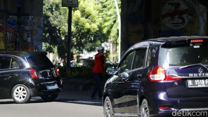 Pak Ogah atau juru lalu lintas liar menjamur di Jalan Jend. DI Pandjaitan hingga Jend. Ahmad Yani, By Pass, Jakarta Timur. Mereka beraksi di putaran balik atau U-Turn.