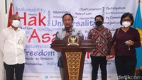 Tampak hadir secara langsung antara lain staf pengajar Sekolah Tinggi Hukum Indonesia Jentera, Bivitri Susanti (baju merah), aktivis ICW Kurnia Ramadhana (berbatik merah) dan kuasa hukum 74 pegawai KPK yang bermasalah dengan TWK, Saor Siagian (berbaju putih).