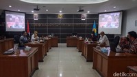 Sementara itu Komisioner Komnas HAM Choirul Anam mengungkap memang pemanggilan paksa terhadap pihak yang dipanggil diatur dalam Pasal 95 UU 39 tahun 1999 tentang HAM. Dalam aturan itu disebutkan Komnas HAM dapat meminta bantuan pengadilan untuk melakukan pemanggilan paksa.