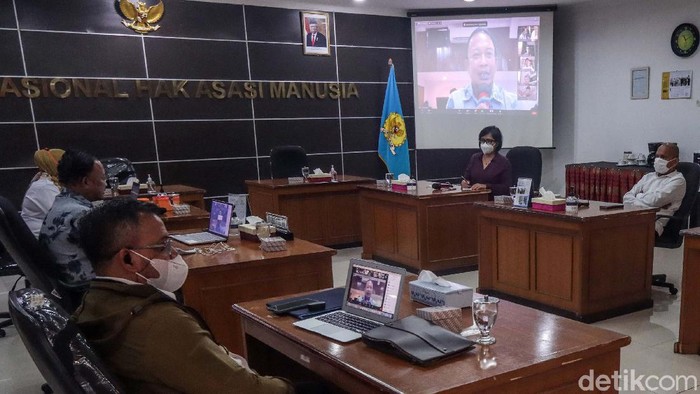 Para Guru Besar Dukung Komnas HAM Periksa Pimpinan KPK Sejumlah guru besar beraudiensi dengan Komnas HAM. Mereka mendukung Komnas HAM untuk memeriksa pimpinan KPK terkait penanganan laporan Tes Wawasan Kebangsaan.
