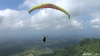 Udara pegunungan yang sejuk dan pemandangan indah akan menemani perjalanan traveler. Traveler akan merasakan sensasi terbang dari ketinggian 987 mdpl. 