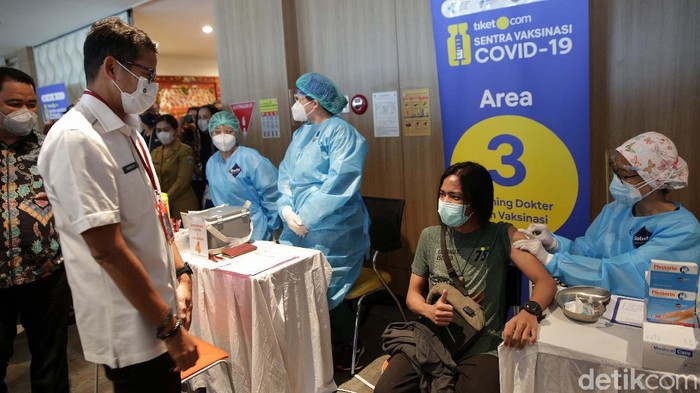 Sejumlah pekerja bidang Parekraf mendapat vaksin COVID-19. Vaksinisasi ini turut ditinjau oleh Menteri Pariwisata dan Ekonomi Kreatif Sandiaga Uno.