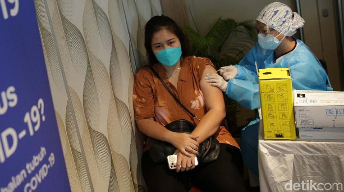 Sejumlah pekerja bidang Parekraf mendapat vaksin COVID-19. Vaksinisasi ini turut ditinjau oleh Menteri Pariwisata dan Ekonomi Kreatif Sandiaga Uno.