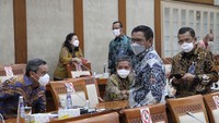Direktur Utama PT Bank Tabungan Negara (Persero) Tbk (BTN) Haru Koesmahargyo berbincang santai dengan anggota  Komisi VI DPR RI sebelum Rapat Dengar Pendapat (RDP) Komisi VI DPR RI bersama Bank Himbara di Jakarta, Senin (14/6).