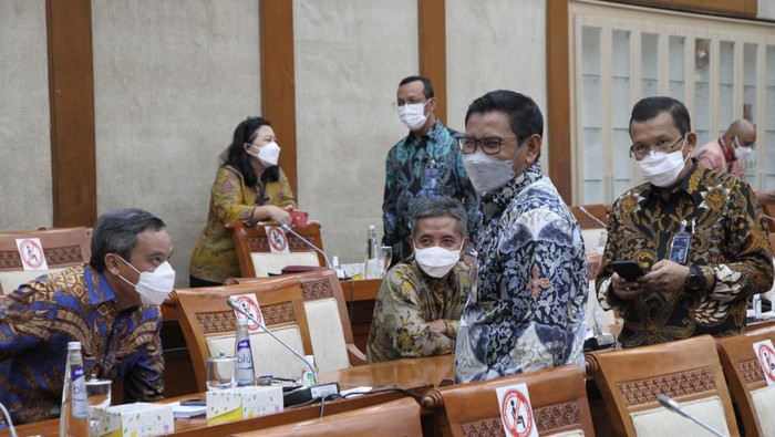 Direktur Utama PT Bank Tabungan Negara (Persero) Tbk (BTN) Haru Koesmahargyo berbincang santai dengan anggota  Komisi VI DPR RI sebelum Rapat Dengar Pendapat (RDP) Komisi VI DPR RI bersama Bank Himbara di Jakarta, Senin (14/6). Bank BTN telah mendapatkan kepercayaan pemerintah untuk menempatkan kembali dana Pemulihan Ekonomi Nasional (PEN) ke perseroan sebesar Rp10 triliun yang sudah memasuki periode keempat dan optimistis akan mampu me-leverage hingga Rp30 triliun. Perseroan berperan sebagai kontributor utama dalam menyalurkan PEN untuk menjalankan Program Perumahan Nasional di tengah pandemi Covid-19 agar tetap berjalan.