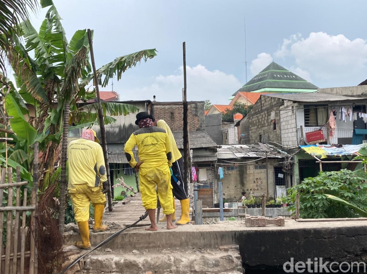 Perbaikan jembatan bambu reyot di Kebon Jeruk, Jakarta Barat, 14 Juni 2021. (Annisa Rizky Fadhila/detikcom)