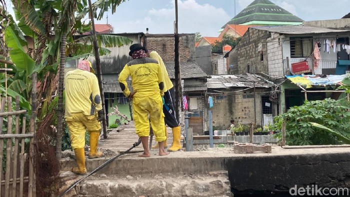 Perbaikan jembatan bambu reyot di Kebon Jeruk, Jakarta Barat, 14 Juni 2021. (Annisa Rizky Fadhila/detikcom)