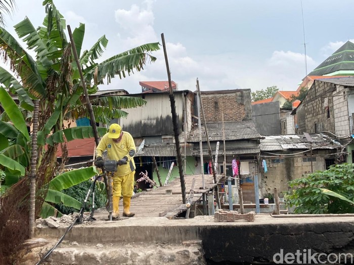 Perbaikan jembatan bambu reyot di Kebon Jeruk, Jakarta Barat, 14 Juni 2021. (Annisa Rizky Fadhila/detikcom)