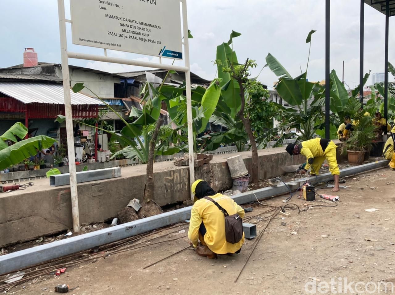 Perbaikan jembatan bambu reyot di Kebon Jeruk, Jakarta Barat, 14 Juni 2021. (Annisa Rizky Fadhila/detikcom)