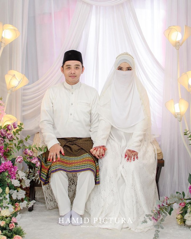 Mengenai sosok sang ayah, Christin membenarkan jika pria tersebut adalah pendeta di Timika, Papua. Iya benar sekali, ayah itu seorang pendeta besar. Dia juga sudah mempunyai gereka di samping rumah. Ia juga sering diundang, tutup Cristin yang kini tinggal bersama di Gunung Tabur, Berau, Kalimantan Timur.  Foto: Dok. pribadi Cristin.