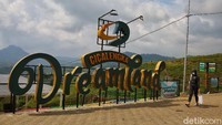 Wisatawan melintasi landmark wisata Cicalengka Dreamland di Cicalengka, Bandung.  