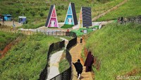 Ya, inilah Cicalengka Dreamland di Kabupaten Bandung. Tempat wisata yang satu ini berbeda karena nuansa islaminya.  